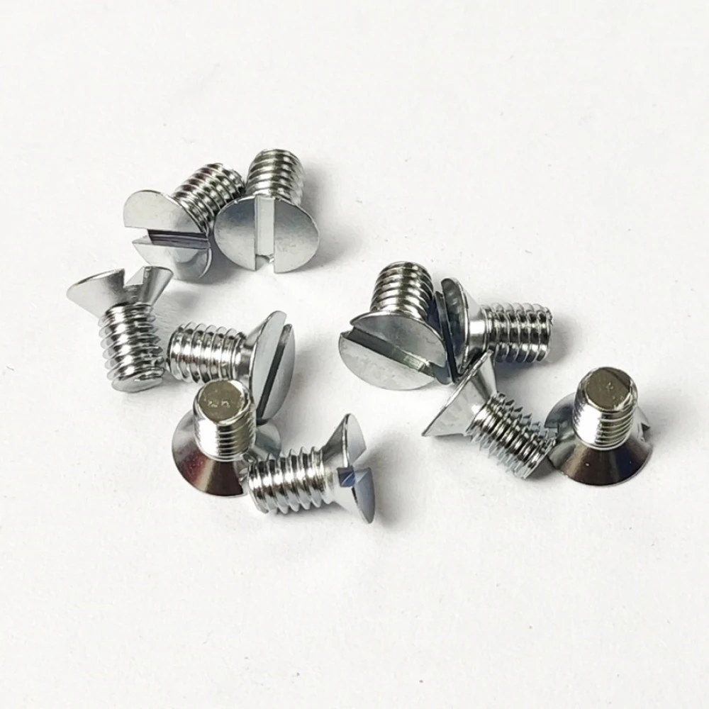 Винт 302S17001 крепления игловой пластины
