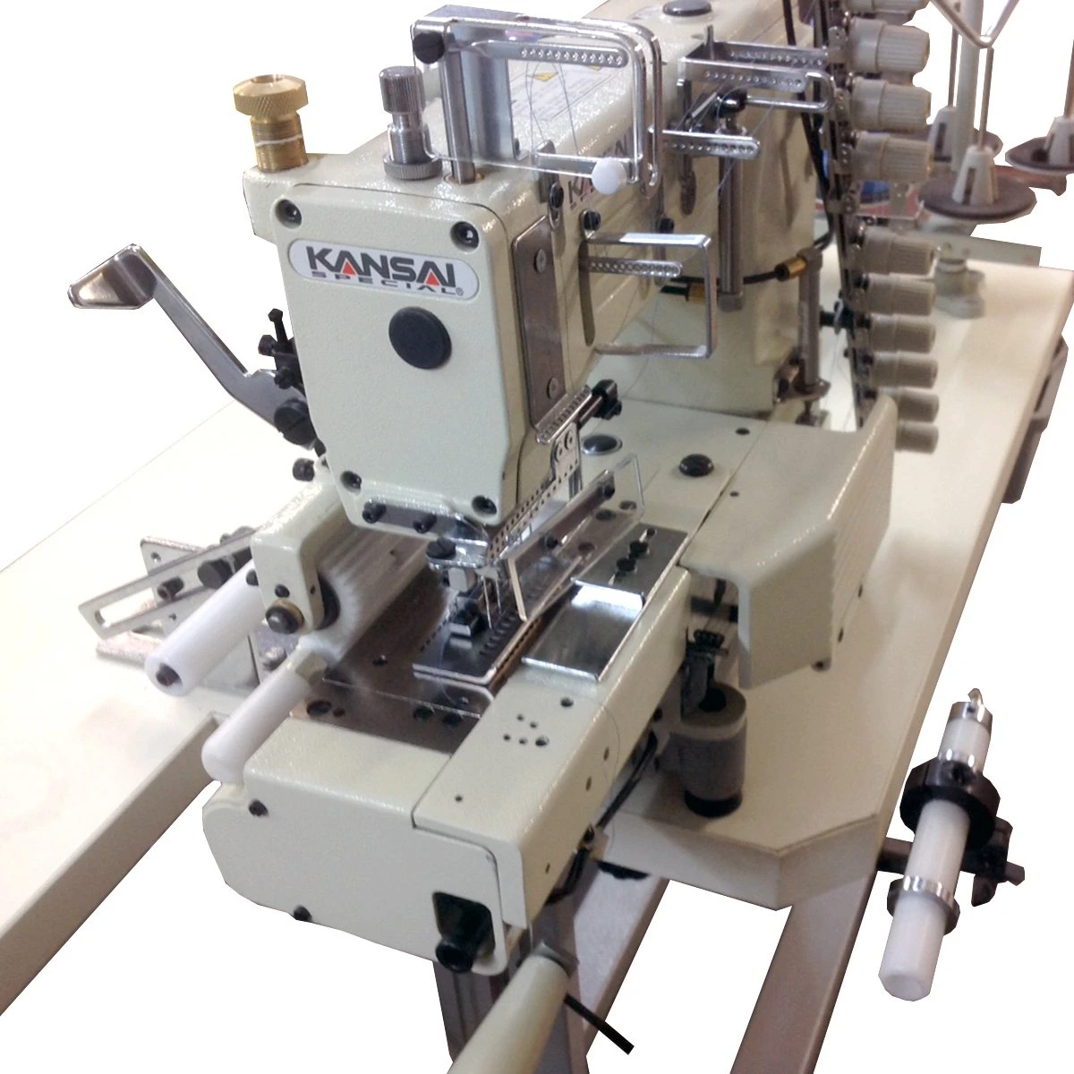Kansai Special FX-4412P 12-игловая поясная машина цепочного стежка с зубчатым пуллером, межигловое расстояние 5.0 мм.