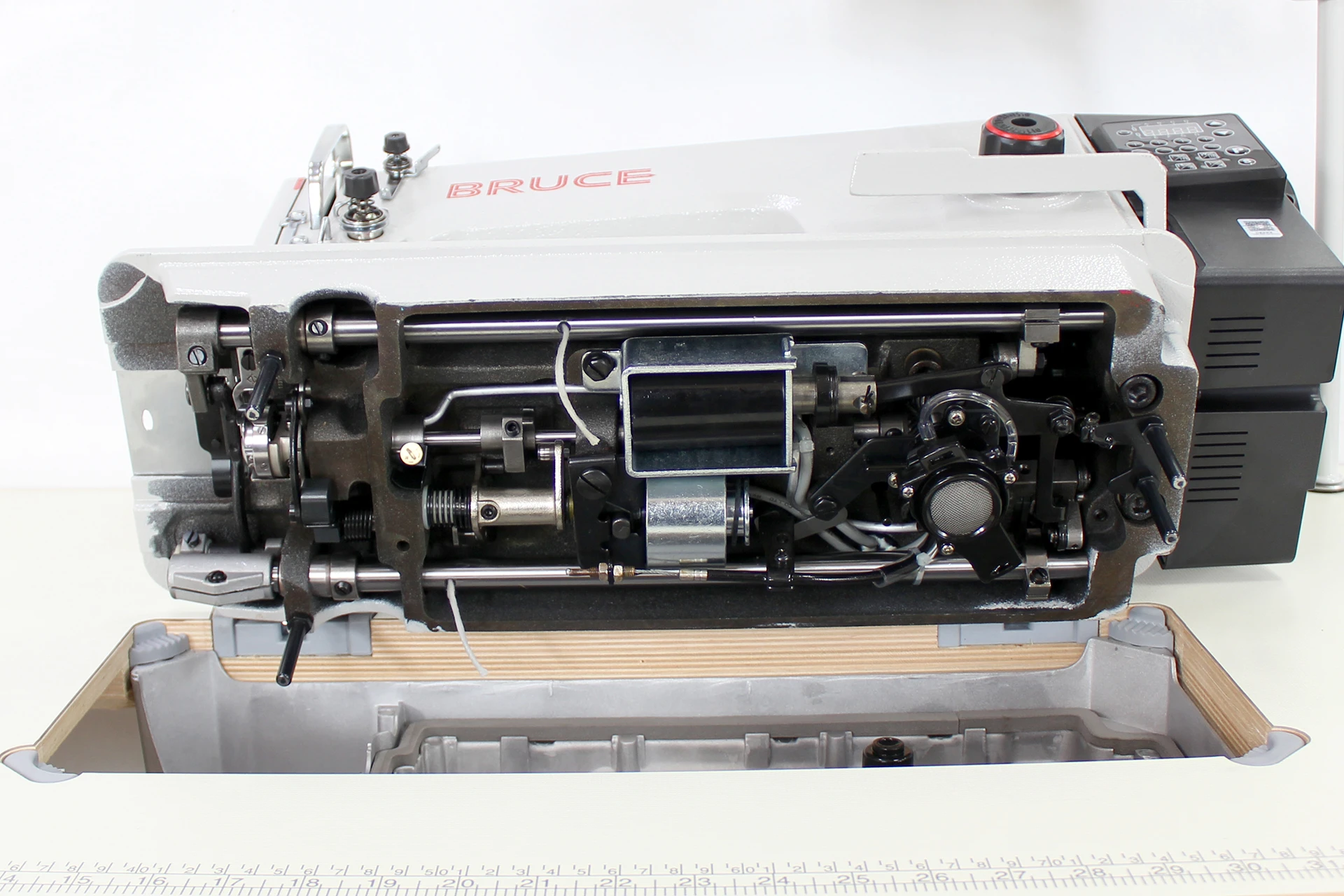 BRUCE R2-4CHZ промышленная одноигольная швейная машина автомат для средних и тяжёлых материалов